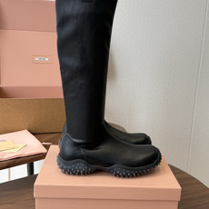 miu miu 运动休闲靴子弹力靴 26ss 秋冬新款 弹力Pu 触感舒适柔软,仿佛第二层肌肤般贴合脚部,柔韧性特别好, miu miu 运动休闲靴子弹力靴 26ss 秋冬新款 弹力Pu 触感舒适柔软,仿佛第二层肌肤般贴合脚部,柔韧性特别好,