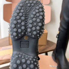 miu miu 运动休闲靴子弹力靴 26ss 秋冬新款 弹力Pu 触感舒适柔软,仿佛第二层肌肤般贴合脚部,柔韧性特别好, miu miu 运动休闲靴子弹力靴 26ss 秋冬新款 弹力Pu 触感舒适柔软,仿佛第二层肌肤般贴合脚部,柔韧性特别好,