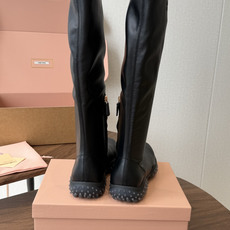 miu miu 运动休闲靴子弹力靴 26ss 秋冬新款 弹力Pu 触感舒适柔软,仿佛第二层肌肤般贴合脚部,柔韧性特别好, miu miu 运动休闲靴子弹力靴 26ss 秋冬新款 弹力Pu 触感舒适柔软,仿佛第二层肌肤般贴合脚部,柔韧性特别好,