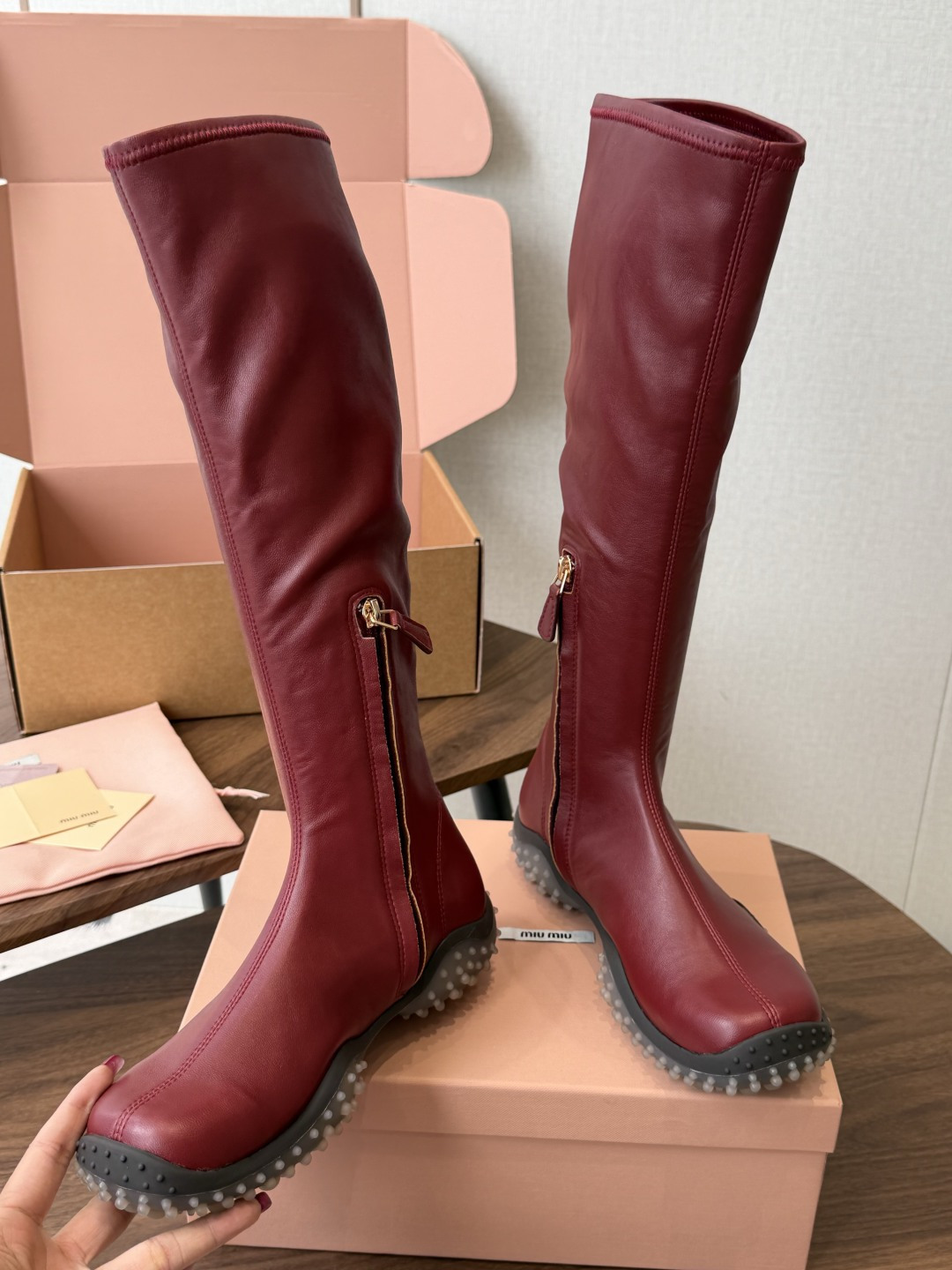 miu miu 运动休闲靴子弹力靴 26ss 秋冬新款 弹力Pu 触感舒适柔软,仿佛第二层肌肤般贴合脚部,柔韧性特别好, miu miu 运动休闲靴子弹力靴 26ss 秋冬新款 弹力Pu 触感舒适柔软,仿佛第二层肌肤般贴合脚部,柔韧性特别好,