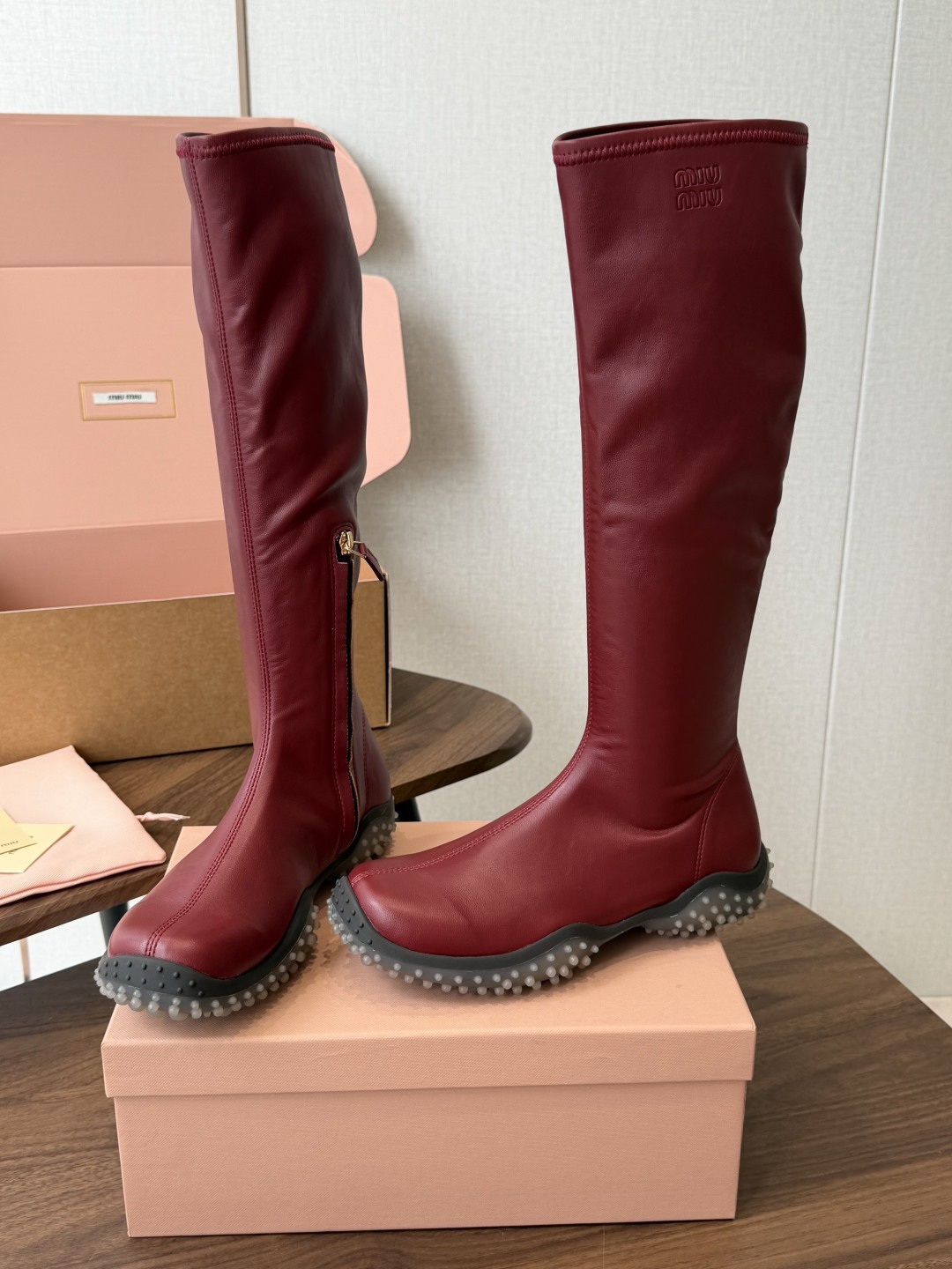 miu miu 运动休闲靴子弹力靴 26ss 秋冬新款 弹力Pu 触感舒适柔软,仿佛第二层肌肤般贴合脚部,柔韧性特别好, miu miu 运动休闲靴子弹力靴 26ss 秋冬新款 弹力Pu 触感舒适柔软,仿佛第二层肌肤般贴合脚部,柔韧性特别好,
