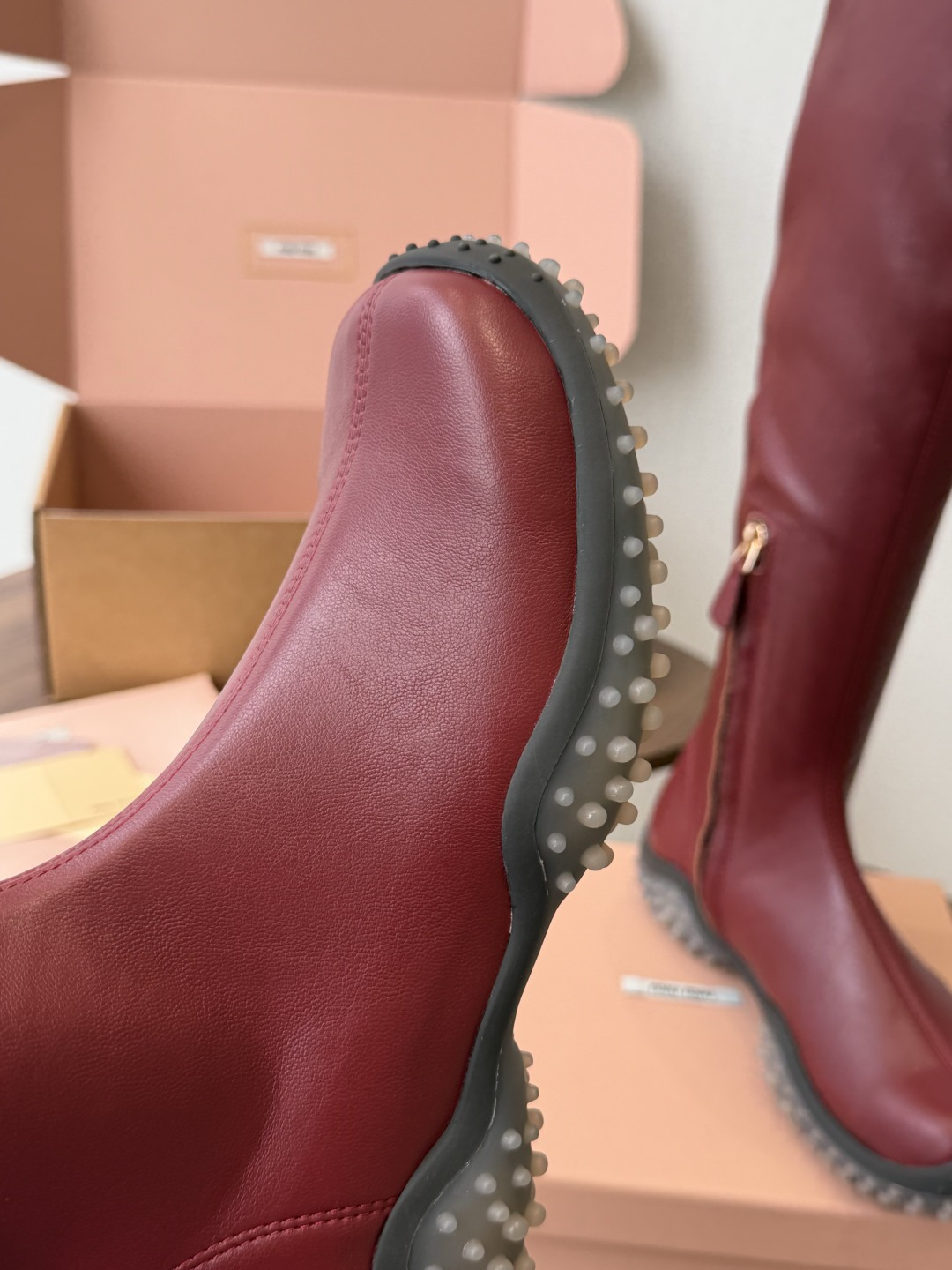 miu miu 运动休闲靴子弹力靴 26ss 秋冬新款 弹力Pu 触感舒适柔软,仿佛第二层肌肤般贴合脚部,柔韧性特别好, miu miu 运动休闲靴子弹力靴 26ss 秋冬新款 弹力Pu 触感舒适柔软,仿佛第二层肌肤般贴合脚部,柔韧性特别好,