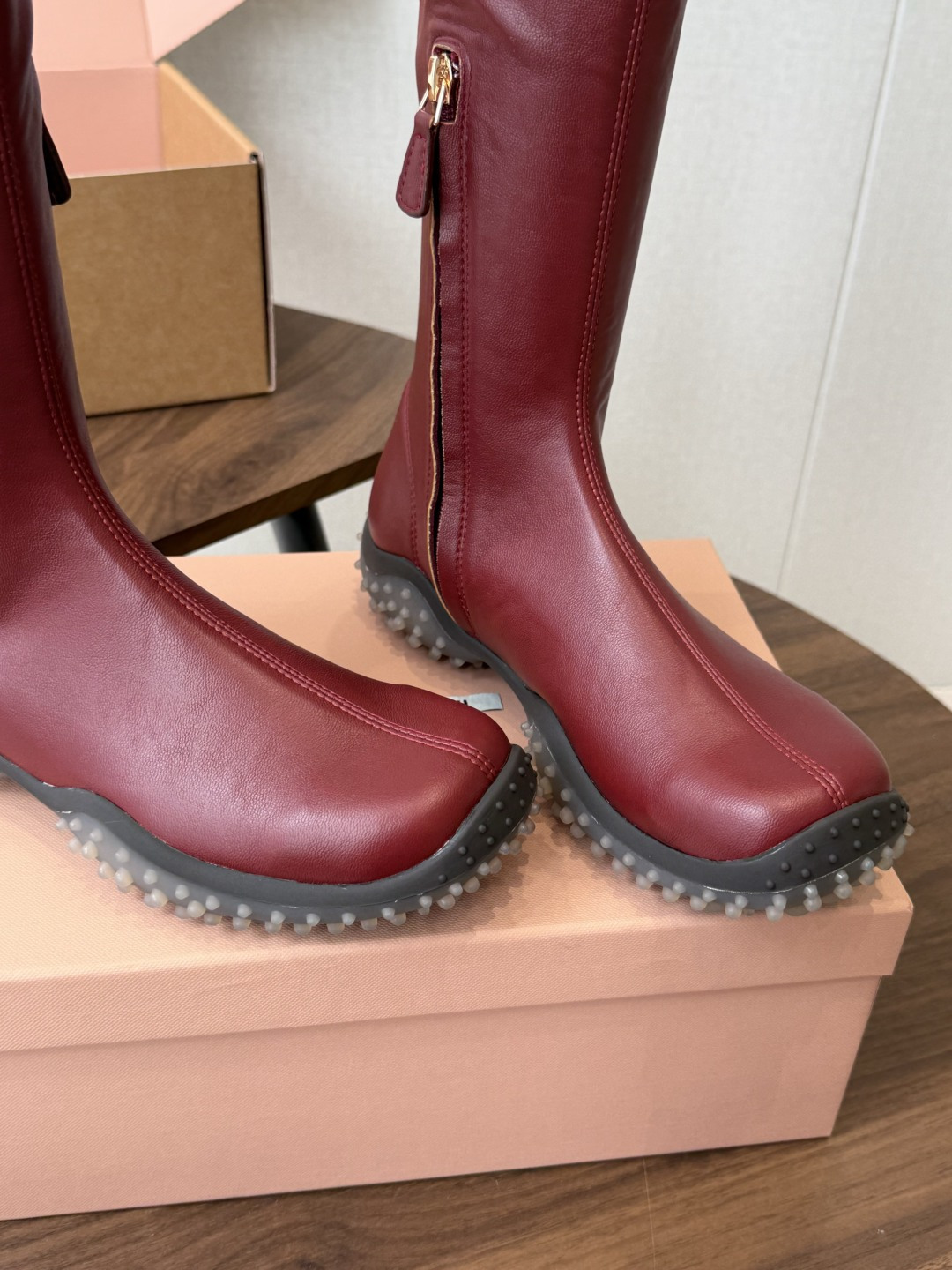 miu miu 运动休闲靴子弹力靴 26ss 秋冬新款 弹力Pu 触感舒适柔软,仿佛第二层肌肤般贴合脚部,柔韧性特别好, miu miu 运动休闲靴子弹力靴 26ss 秋冬新款 弹力Pu 触感舒适柔软,仿佛第二层肌肤般贴合脚部,柔韧性特别好,