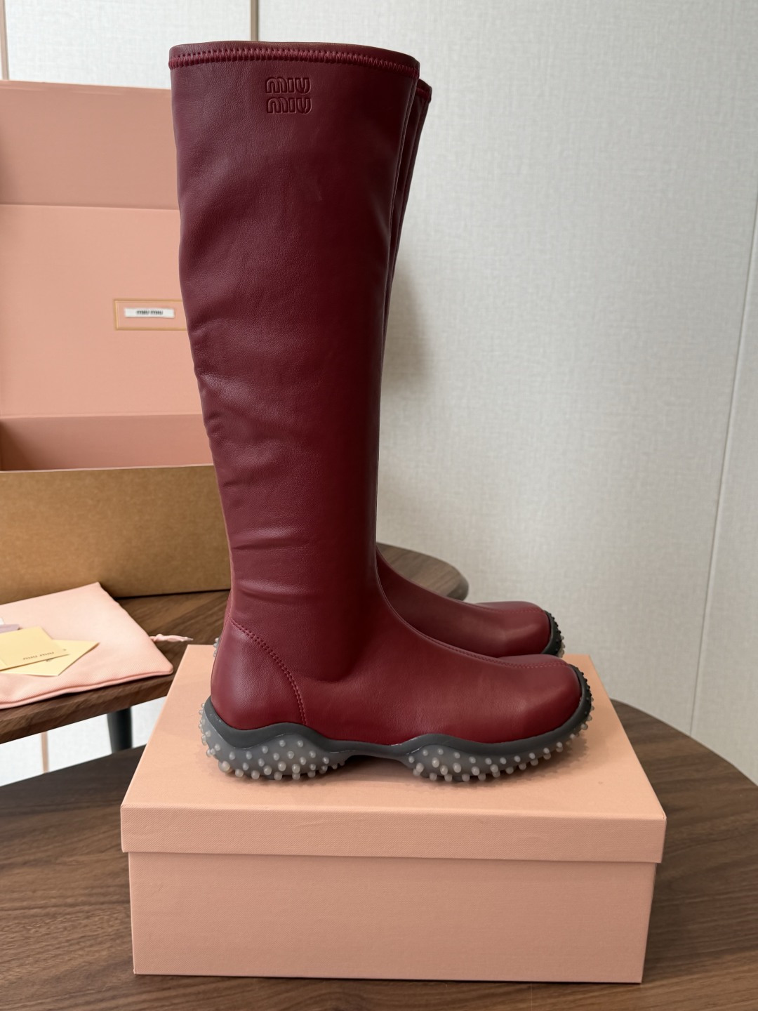miu miu 运动休闲靴子弹力靴 26ss 秋冬新款 弹力Pu 触感舒适柔软,仿佛第二层肌肤般贴合脚部,柔韧性特别好, miu miu 运动休闲靴子弹力靴 26ss 秋冬新款 弹力Pu 触感舒适柔软,仿佛第二层肌肤般贴合脚部,柔韧性特别好,