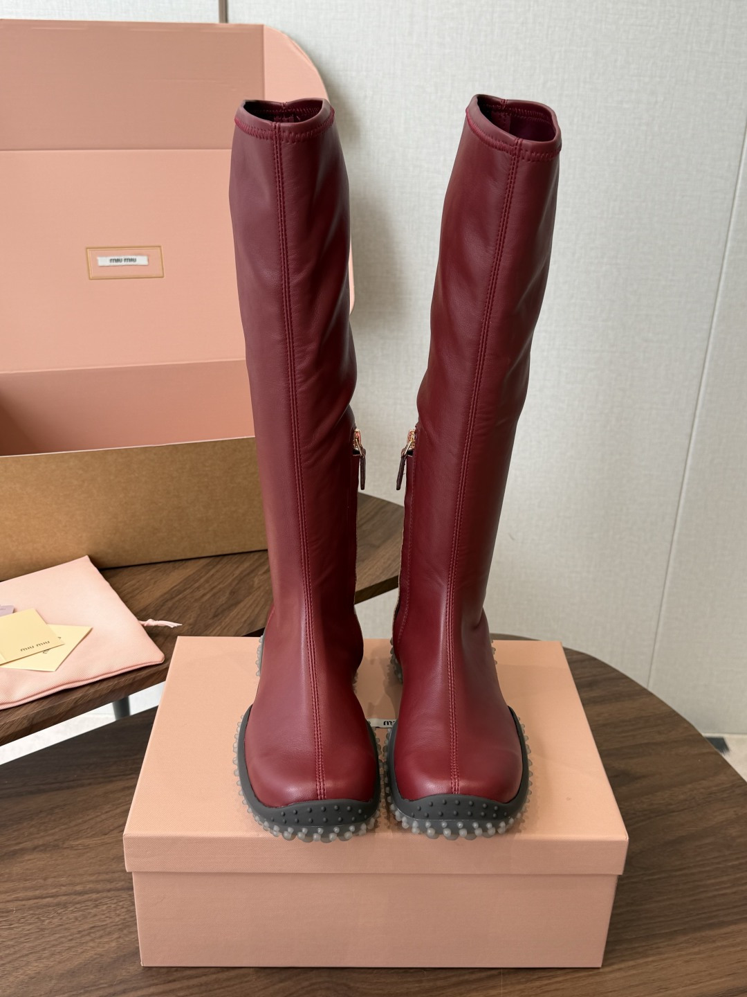 NO:924267,The top version of Miu Miu sports and leisure boots stretch boots 26ss new autumn and winter elastic pu feels comfortable and soft, fits the feet like a second layer of skin, is very flexible, can withstand bending and recover quickly, and does not deform after long-term wear. It is comfortable and light when walking, without stiffness, the main thing is lightness and comfort. The soft sole and soft surface enhance the foot feel, making every step like you are walking on the clouds. Fabric elastic pu outsole TPU outsole  Size#Female 35-40 (40 is custom-made and cannot be returned or exchanged), boots, miumiu, boots19860909顶级版本 Miu Miu 运动休闲靴子弹力靴 26ss 秋冬新款 弹力pu 触感舒适柔软,仿佛第二层肌肤般贴合脚部,柔韧性特别好,耐弯折恢复迅速,久穿不变形.走路时舒适轻盈,不板脚,主打的就是轻便舒适.软底软面的做法更是加持了脚感,让你每一步都如同行走在云端之上. 面料弹力pu 大底TPU大底 Size#女35-40（40订做不退换）,靴子,miumiu,boots,Women's Shoes