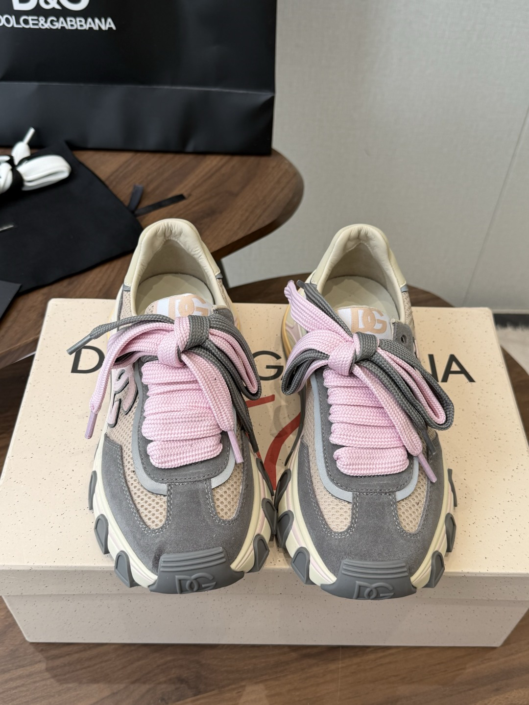 NO:922984,Dolce&Gabbana D&G26ss new product New sports shoes thick-soled casual shoes in the counter Hot-selling series... Thick-soled casual shoes DG The iconic code meets the metaverse, giving the brand DNA a futuristic vision, cleverly integrating timeless materials and modern textures. The new dg color-blocked fashion sneakers are embellished with personalized DG logos, showing the fashionable design of Margiela. They are the pinnacle when they are launched... The foot is the king... Various colors are available, and the counter is fully packaged!  Upper Original customized breathable mesh + cowhide Lining Suede/mesh Outsole Original molded ultra-light molded outsole Size 35-40 (40 custom made, non-returnable), casual shoes/sports shoes, Dolce&Gabbana, Dolce&Gabbana, masion margiela, Dolce&Gabbana, sneakers, cowhide, sheepskin19860909Dolce&Gabbana杜嘉班纳 D&G26ss新品 专柜新款运动鞋厚底休闲鞋 爆款系列…… 厚底休闲鞋DG 标志性代码与元宇宙相遇,赋予品牌 DNA 未来主义愿景,将隽永材质与现代纹理巧妙融合 全新 dg拼色时尚运动鞋,点缀个性化 DG 徽标,尽显马吉拉时髦设计感,上市即巅峰 上脚即王者……多种配色都有,专柜全套包装！ 鞋面 原版定制透气网拼+牛皮 内里 小山羊皮/网拼 大底 原版开模超轻成型大底 Size35-40(40订做不退换),休闲鞋/运动鞋,Dolce&Gabbana,Dolce&Gabbana,masion margiela,Dolce&Gabbana,sneakers,cowhide,sheepskin,Women's Shoes