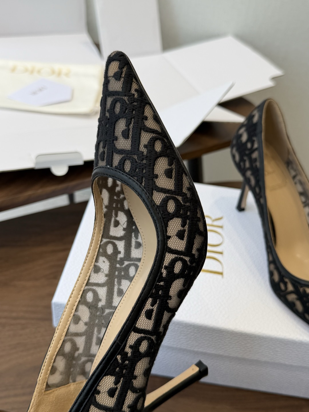 Dior26ss早春新款尖头细跟高跟鞋 将经典尖头高跟鞋的优雅轮廓与后空设计,蕾丝优雅,神秘的精致感,又通过后空和绑带增 Dior26ss早春新款尖头细跟高跟鞋 将经典尖头高跟鞋的优雅轮廓与后空设计,蕾丝优雅,神秘的精致感,又通过后空和绑带增