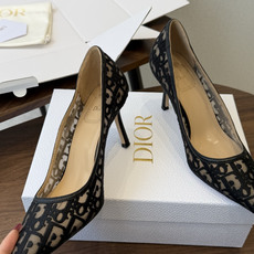 Dior26ss早春新款尖头细跟高跟鞋 将经典尖头高跟鞋的优雅轮廓与后空设计,蕾丝优雅,神秘的精致感,又通过后空和绑带增 Dior26ss早春新款尖头细跟高跟鞋 将经典尖头高跟鞋的优雅轮廓与后空设计,蕾丝优雅,神秘的精致感,又通过后空和绑带增