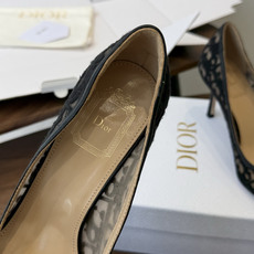 Dior26ss早春新款尖头细跟高跟鞋 将经典尖头高跟鞋的优雅轮廓与后空设计,蕾丝优雅,神秘的精致感,又通过后空和绑带增 Dior26ss早春新款尖头细跟高跟鞋 将经典尖头高跟鞋的优雅轮廓与后空设计,蕾丝优雅,神秘的精致感,又通过后空和绑带增