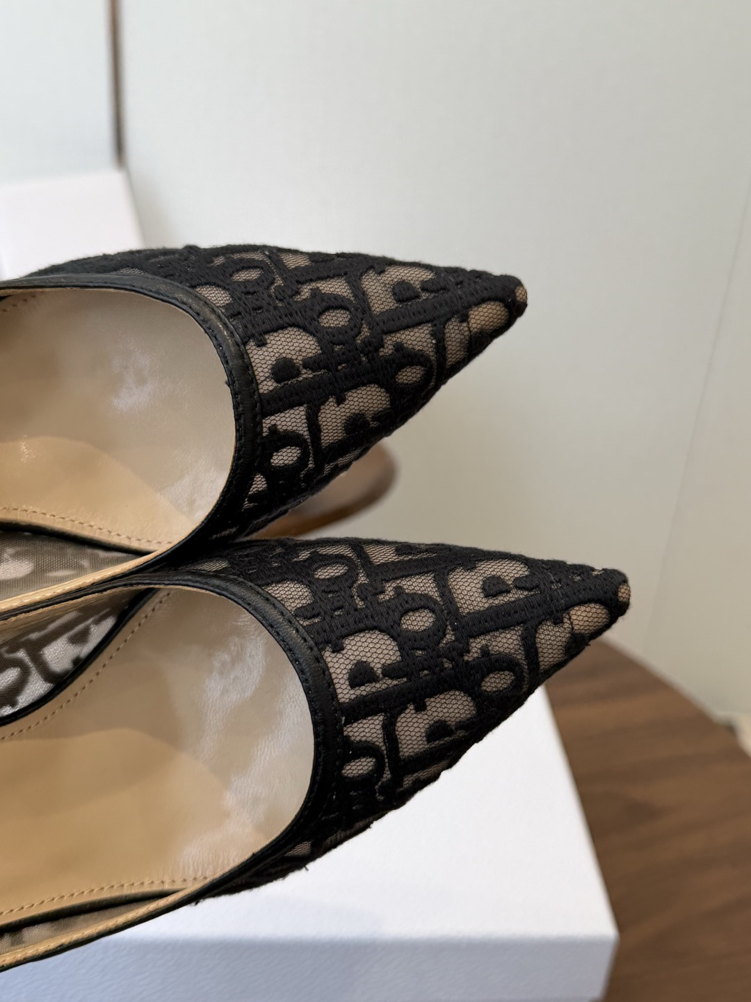 Dior26ss早春新款尖头细跟高跟鞋 将经典尖头高跟鞋的优雅轮廓与后空设计,蕾丝优雅,神秘的精致感,又通过后空和绑带增 Dior26ss早春新款尖头细跟高跟鞋 将经典尖头高跟鞋的优雅轮廓与后空设计,蕾丝优雅,神秘的精致感,又通过后空和绑带增