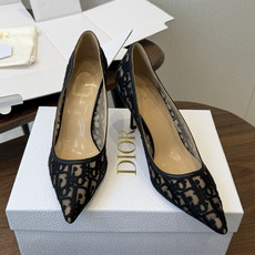 Dior26ss早春新款尖头细跟高跟鞋 将经典尖头高跟鞋的优雅轮廓与后空设计,蕾丝优雅,神秘的精致感,又通过后空和绑带增 Dior26ss早春新款尖头细跟高跟鞋 将经典尖头高跟鞋的优雅轮廓与后空设计,蕾丝优雅,神秘的精致感,又通过后空和绑带增