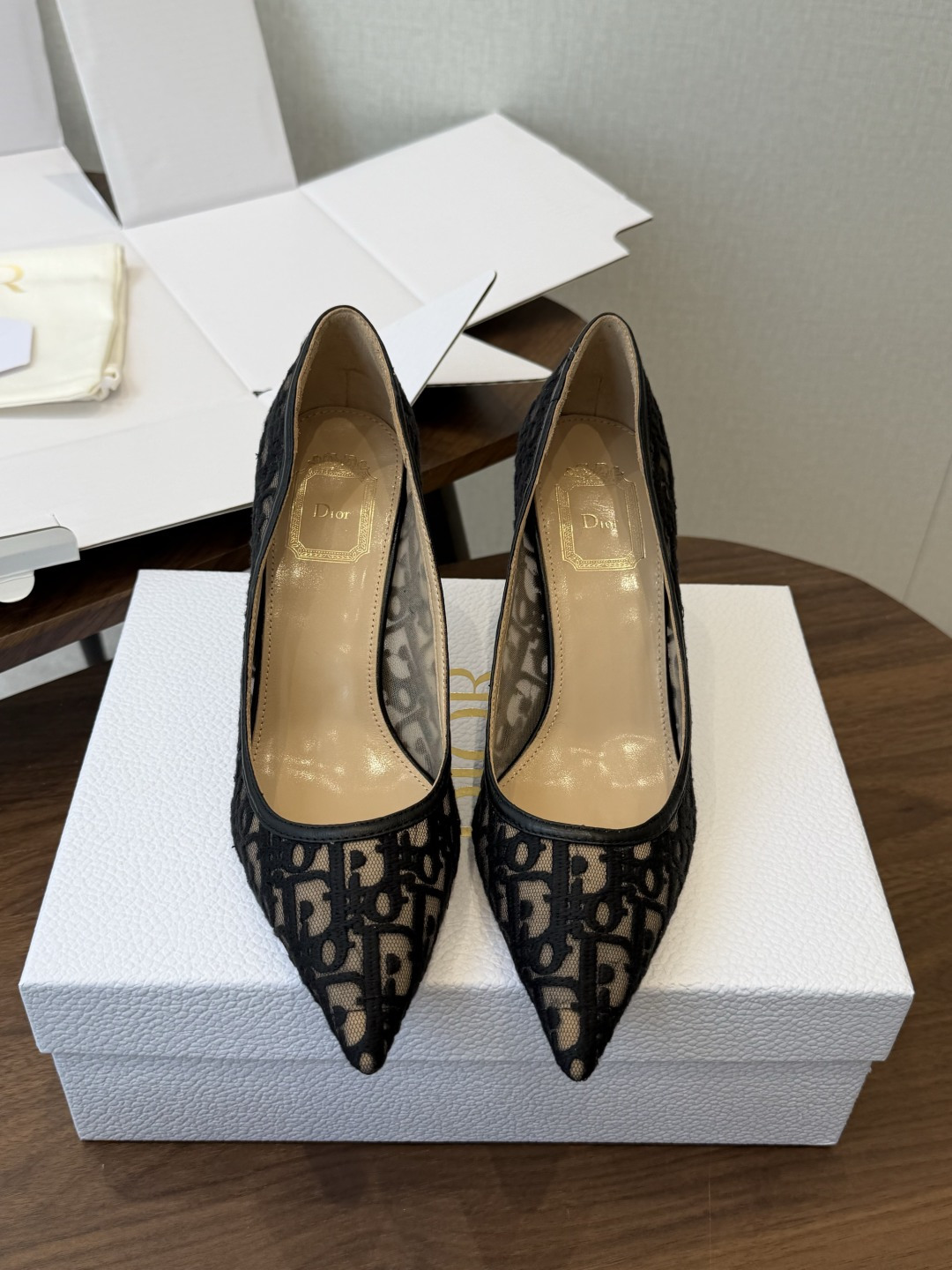 Dior26ss早春新款尖头细跟高跟鞋 将经典尖头高跟鞋的优雅轮廓与后空设计,蕾丝优雅,神秘的精致感,又通过后空和绑带增 Dior26ss早春新款尖头细跟高跟鞋 将经典尖头高跟鞋的优雅轮廓与后空设计,蕾丝优雅,神秘的精致感,又通过后空和绑带增