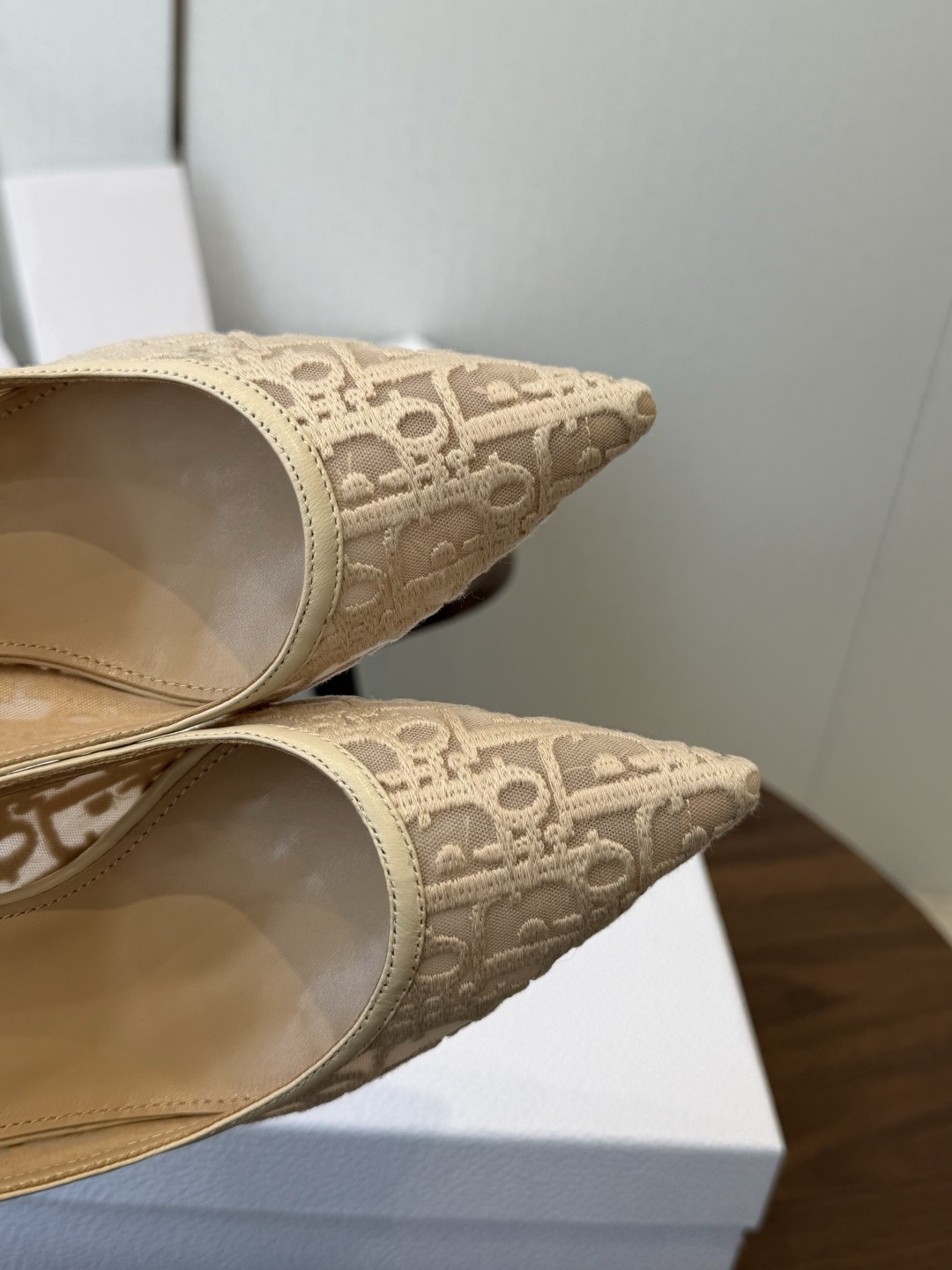 Dior26ss早春新款尖头细跟高跟鞋 将经典尖头高跟鞋的优雅轮廓与后空设计，蕾丝优雅，神秘的精致感，又通过后空和绑带增