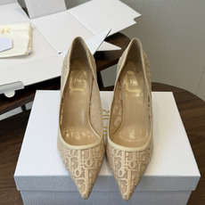 Dior26ss早春新款尖头细跟高跟鞋 将经典尖头高跟鞋的优雅轮廓与后空设计,蕾丝优雅,神秘的精致感,又通过后空和绑带增 Dior26ss早春新款尖头细跟高跟鞋 将经典尖头高跟鞋的优雅轮廓与后空设计,蕾丝优雅,神秘的精致感,又通过后空和绑带增