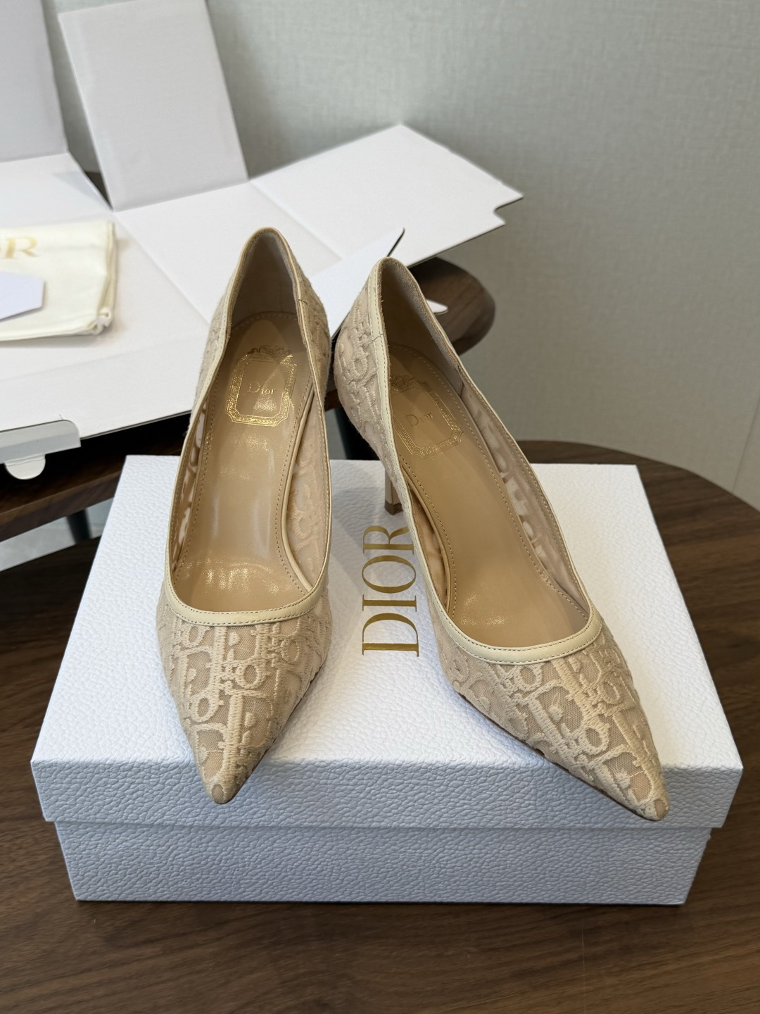 Dior26ss早春新款尖头细跟高跟鞋 将经典尖头高跟鞋的优雅轮廓与后空设计，蕾丝优雅，神秘的精致感，又通过后空和绑带增