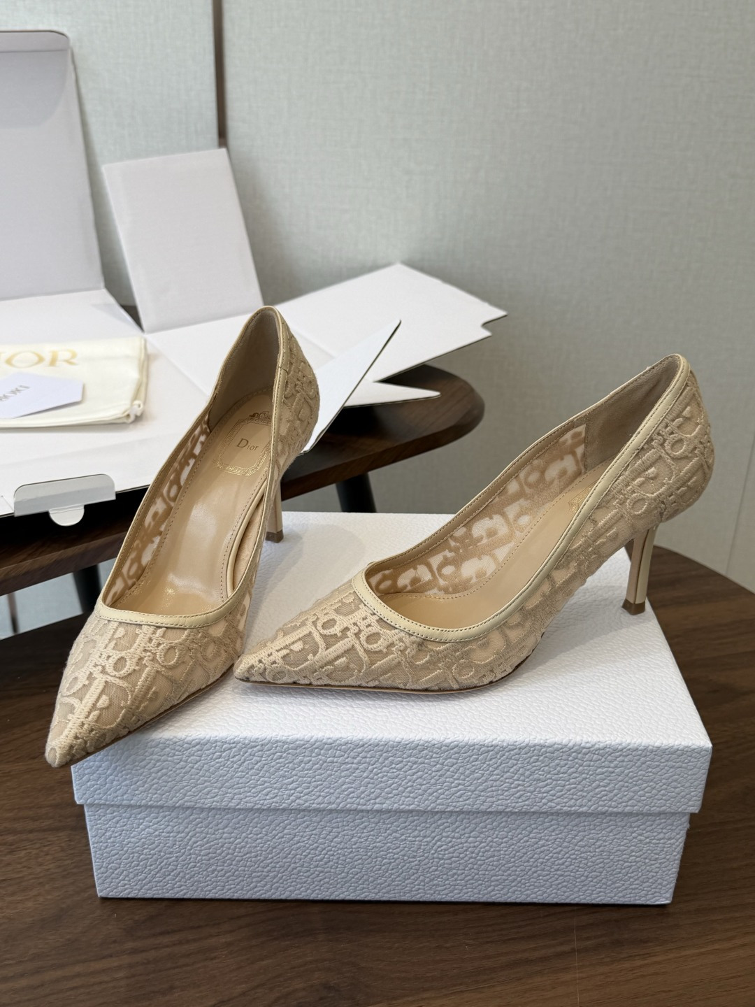 Dior26ss早春新款尖头细跟高跟鞋 将经典尖头高跟鞋的优雅轮廓与后空设计，蕾丝优雅，神秘的精致感，又通过后空和绑带增