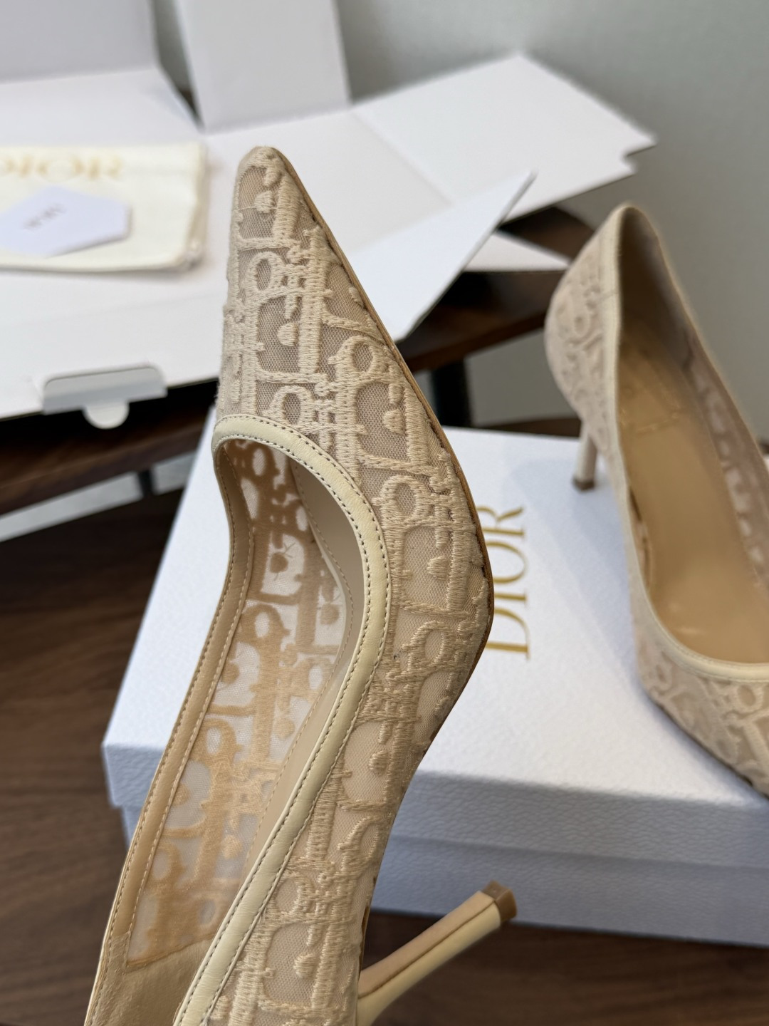 Dior26ss早春新款尖头细跟高跟鞋 将经典尖头高跟鞋的优雅轮廓与后空设计，蕾丝优雅，神秘的精致感，又通过后空和绑带增