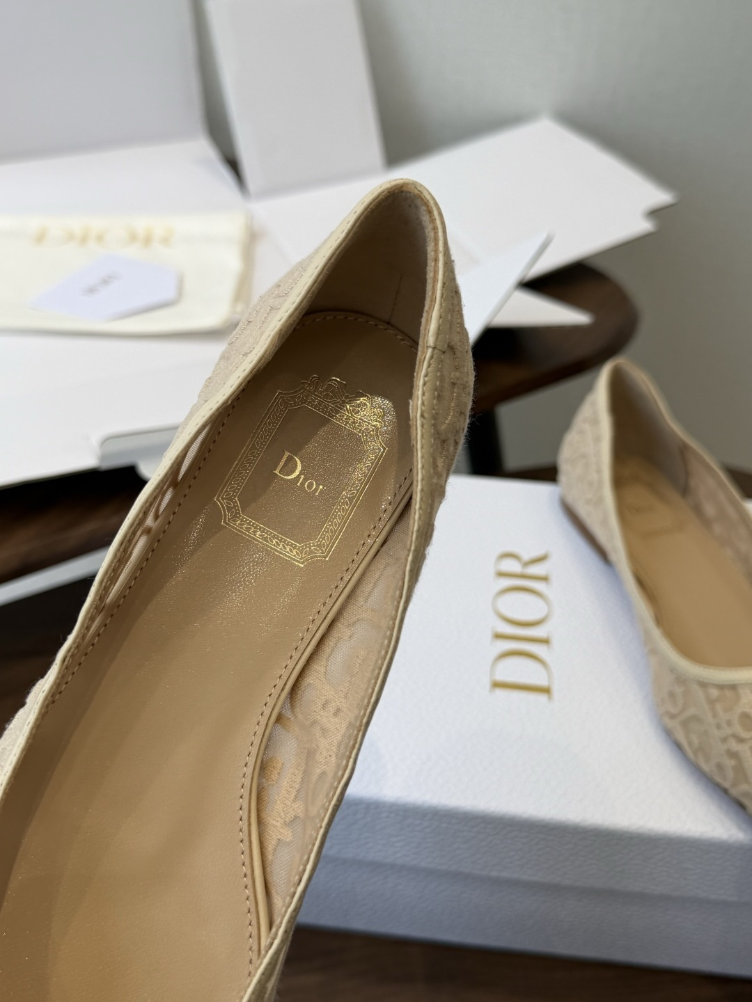Dior26ss早春新款尖头细跟高跟鞋 将经典尖头高跟鞋的优雅轮廓与后空设计，蕾丝优雅，神秘的精致感，又通过后空和绑带增