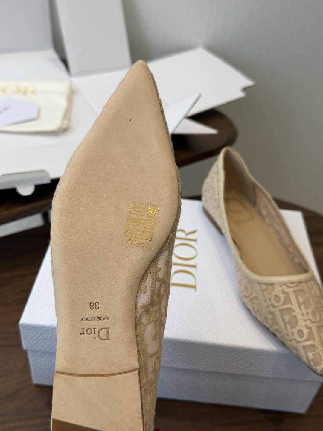 Dior26ss早春新款尖头细跟高跟鞋 将经典尖头高跟鞋的优雅轮廓与后空设计，蕾丝优雅，神秘的精致感，又通过后空和绑带增