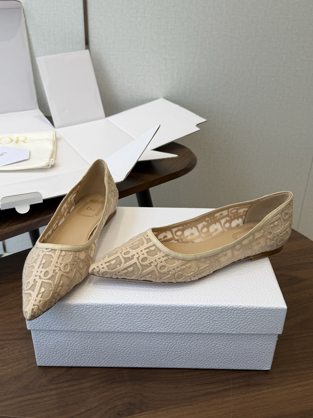 Dior26ss早春新款尖头细跟高跟鞋 将经典尖头高跟鞋的优雅轮廓与后空设计，蕾丝优雅，神秘的精致感，又通过后空和绑带增