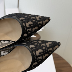 Dior26ss早春新款尖头细跟高跟鞋 将经典尖头高跟鞋的优雅轮廓与后空设计,蕾丝优雅,神秘的精致感,又通过后空和绑带增 Dior26ss早春新款尖头细跟高跟鞋 将经典尖头高跟鞋的优雅轮廓与后空设计,蕾丝优雅,神秘的精致感,又通过后空和绑带增