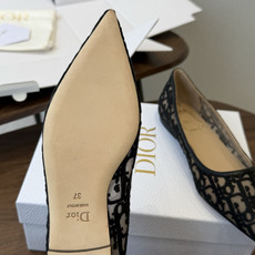 Dior26ss早春新款尖头细跟高跟鞋 将经典尖头高跟鞋的优雅轮廓与后空设计,蕾丝优雅,神秘的精致感,又通过后空和绑带增 Dior26ss早春新款尖头细跟高跟鞋 将经典尖头高跟鞋的优雅轮廓与后空设计,蕾丝优雅,神秘的精致感,又通过后空和绑带增