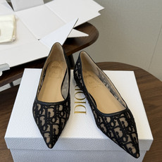 Dior26ss早春新款尖头细跟高跟鞋 将经典尖头高跟鞋的优雅轮廓与后空设计,蕾丝优雅,神秘的精致感,又通过后空和绑带增 Dior26ss早春新款尖头细跟高跟鞋 将经典尖头高跟鞋的优雅轮廓与后空设计,蕾丝优雅,神秘的精致感,又通过后空和绑带增