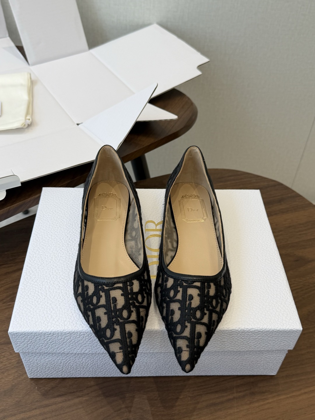 NO:922953,Dior26ss new early spring pointed-toe stiletto high-heeled shoes combine the elegant silhouette and back-space design of classic pointed-toe high-heeled shoes, with elegant lace and mysterious sophistication, and enhance the fit and flexibility of wearing through the back space and straps. They are versatile and can highlight the line beauty of the shoe shape, in line with the elegant aesthetics of the brand. The upper is mesh embroidered sheepskin, the lining is sheepskin, and the outsole is genuine leather.  Size 35-42 (40, 41, 42) Customized, non-returnable, high-heeled shoes, dior, high heels, sheepskin19860909Dior26ss早春新款尖头细跟高跟鞋 将经典尖头高跟鞋的优雅轮廓与后空设计,蕾丝优雅,神秘的精致感,又通过后空和绑带增强穿着的贴合度与灵动性. 百搭且能凸显鞋型的线条美感,契合品牌的优雅美学. 鞋面网纱刺绣羊皮 内里羊皮 大底真皮 码数35-42（40、41、42）定制不退换,高跟鞋单鞋,dior,high heels,sheepskin,Women's Shoes