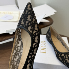 Dior26ss早春新款尖头细跟高跟鞋 将经典尖头高跟鞋的优雅轮廓与后空设计,蕾丝优雅,神秘的精致感,又通过后空和绑带增 Dior26ss早春新款尖头细跟高跟鞋 将经典尖头高跟鞋的优雅轮廓与后空设计,蕾丝优雅,神秘的精致感,又通过后空和绑带增