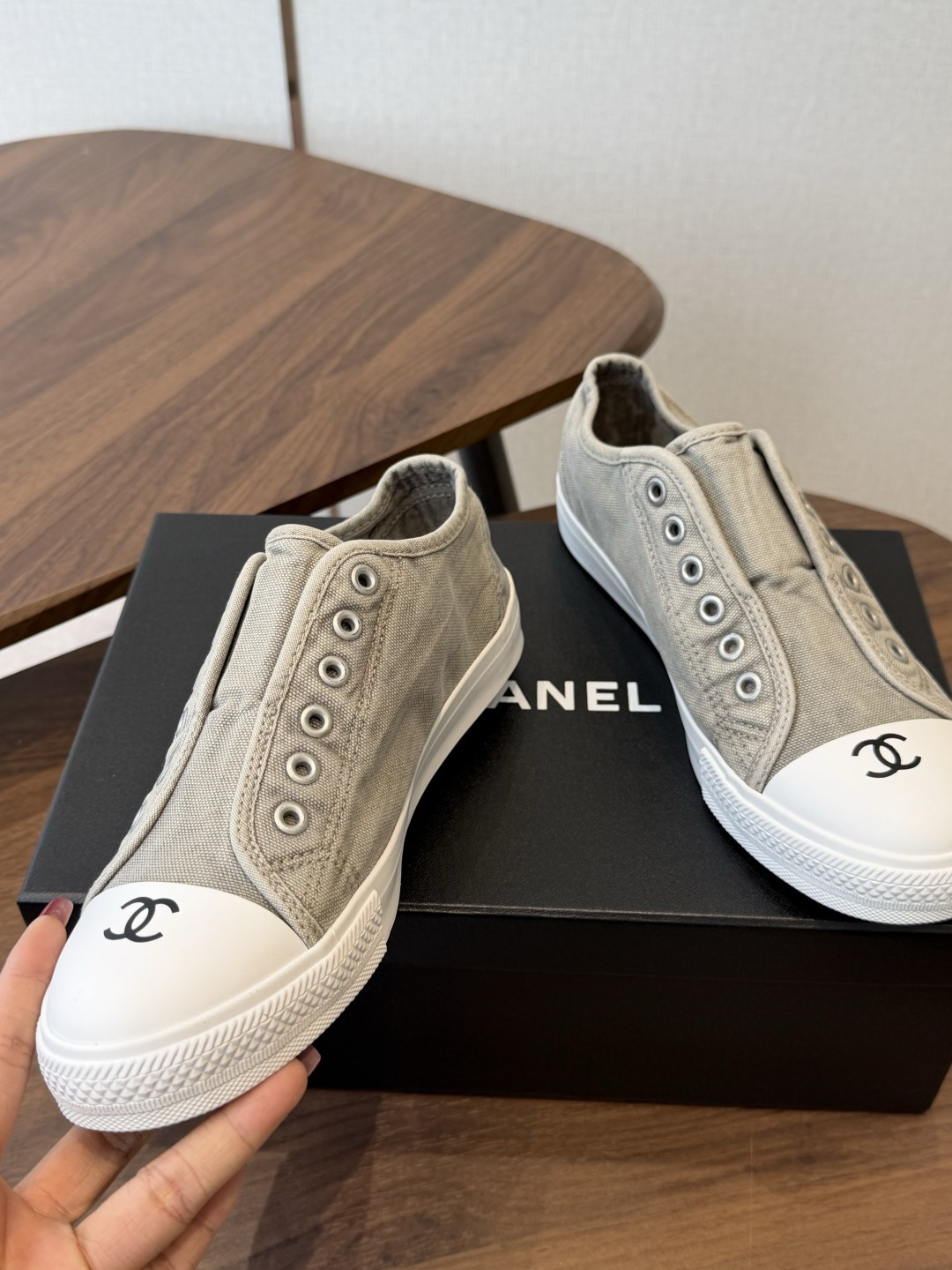 Chanel香奈儿26ss 饼干帆布鞋 鞋 开发了几个月最高版本终于出来了 专柜顶级休闲款运动鞋 这款经典设计 鞋面简洁