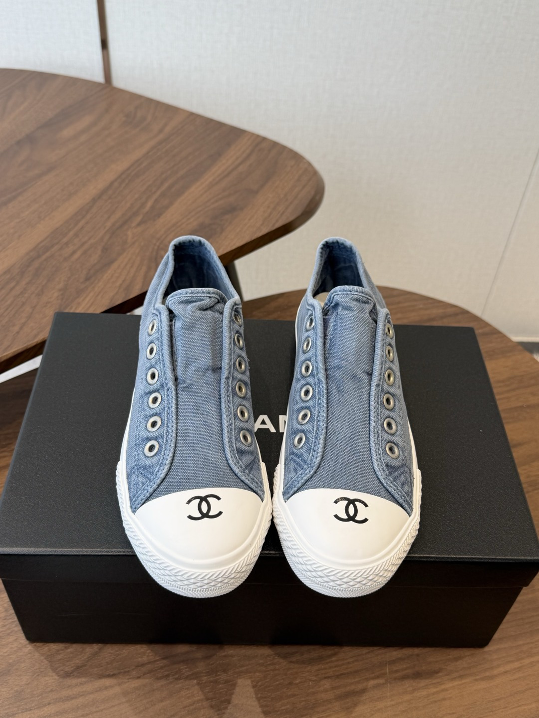 NO:922944,Chanel Chanel 26ss biscuit canvas shoes have been developed for several months and the latest version is finally out. The top casual sports shoes in the counter. This classic design has a simple style on the upper, but the outsole is fashionable and sporty. It incorporates a variety of color matching elements... The diversified mix and match is very good-looking and versatile, and can be used for leisure, fashion, sports and outdoor... The upper is made of canvas outsole based on the wear-resistant rubber outsole.  Size#35-40 (40 is custom-made and non-returnable), casual shoes/sports shoes, chanel, chanel, sneakers19860909Chanel香奈儿26ss 饼干帆布鞋 鞋 开发了几个月最高版本终于出来了 专柜顶级休闲款运动鞋 这款经典设计 鞋面简洁的风格 大底却时尚运动 不平凡的拥入了多种配色元素…… 多元化混搭非常好看百搭,休闲,时尚,运动,户外都能兼顾…… 鞋面采用 帆布 大底根据 耐磨橡胶大底 Size#35-40（40定做不退换）,休闲鞋/运动鞋,chanel,chanel,sneakers,Women's Shoes