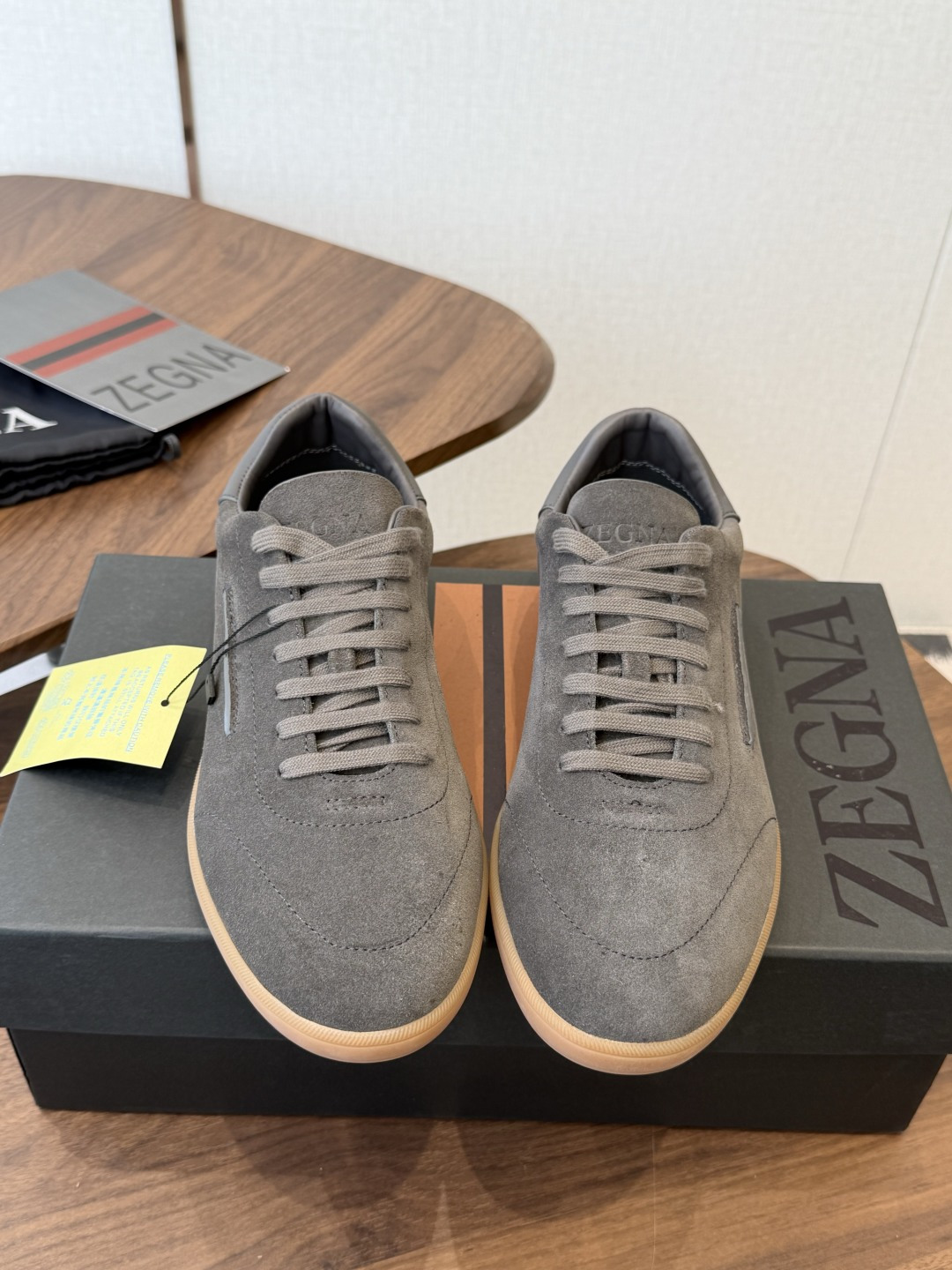 NO:922927,ZEGNA Zegna (Men's) Series Outdoor Casual Sports Shoes The same style as Wu Lei Original purchase, development and production This black leather Triple Stitch Monte luxury casual shoe is versatile and suitable for all seasons. Zegna's iconic triple cross elastic details ensure easy wearing and taking off. At the same time, it is reminiscent of the traditional hand-sewing process of the brand's tailoring jackets, paying tribute to Zegna's exquisite craftsmanship. This shoe style is elegant and casual, with leather lining. Fabric: Original custom imported first-layer cowhide  Lining: Original custom-made soft sheepskin lining. Sole: Original molded non-slip rubber outsole. Size: Men's 39-46 (45 46 custom-made, non-returnable), casual shoes/sports shoes, zegna, sneakers, jackets & coats, cowhide, sheepskin19860909ZEGNA 杰尼亚（男款）系列 户外 休闲 运动鞋 吴磊同款 原版购入开发 做货 这款黑色皮革 Triple Stitch Monte 奢华休闲鞋百搭实穿,四季皆宜 杰尼亚标志性三重交叉松紧细节确保穿脱灵便 同时令人联想到品牌精裁夹克的传统手工缝制工艺,致敬杰尼亚的精湛工艺传承 此款鞋履风格优雅而休闲,配有皮革衬里 面料 : 原版定制进口头层牛皮 内里 : 原版定制柔软羊皮里 鞋底 : 原版开模防滑橡胶大底 Size : 男款39-46（45 46 订做不退换）,休闲鞋/运动鞋,zegna,sneakers,jackets & coats,cowhide,sheepskin,Women's Shoes