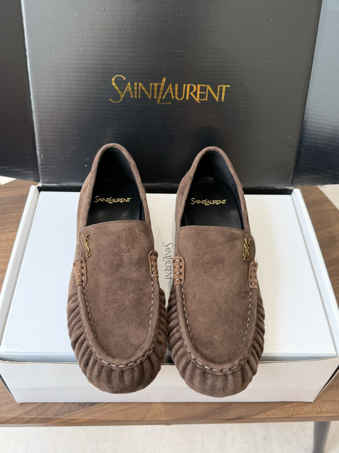 NO:922917,(Official website synchronized box packaging) YSL Yves Saint Laurent (Yang Shulin) popular couple loafers made of calf leather, flat loafers. Each pair has different details, from fabrics to calf leather or calf leather. You can choose a simple style for daily commuting, which is suitable for matching with a suit or dress. You can choose a high-heeled style for dating, which is elegant and feminine. When shopping, you can choose the flat-heeled model, which is fashionable and warm. It is comfortable on your feet and does not rub your feet. It instantly improves your temperament. I really love it! I prefer loafers more in the past two years. Loafers are also my favorite type of lazy shoes. You can basically go out with just one step. They are super convenient and comfortable. They are very versatile and worth recommending. The upper is made of imported open edge beads/cowhide/patent leather. The lining is made of sheepskin foot pads. The sole is Italian genuine leather. Size female 34-43 (34 40 41 42 43 is not returnable), loafers, saint laurent, saint laurent,loafers,skirts,business suit,cowhide,sheepskin,sheep,leather soles19860909（官网同步盒包装） YSL Yves Saint Laurent (杨树林）大爆款情侣 樂福鞋小牛皮制造 平底 乐福鞋 每一双都有不同的细节,面料到胎牛猄面或者小牛皮,日常通勤可以选择简约款,搭配西装或连衣裙都很合适.约会可以选择高跟款,优雅又有女人味. 逛街可以选择平跟款,时尚又保暖.上脚舒适不磨脚,气质瞬间提升,真的太爱了！ 近两年偏爱乐福鞋多点乐福鞋也是近两年比较喜欢的懒人鞋型基本脚一蹬就可以出门、超方便,舒适度棒棒滴,非常百搭,值得推荐 鞋面进口开边珠/牛皮/漆皮羊京 内里；羊皮垫脚 鞋底意大利真皮大底 Size女34-43（34 40 41 42 43不退换）,乐福鞋,saint laurent,saint laurent,loafers,skirts,business suit,cowhide,sheepskin,sheep,Leather soles,Women's Shoes