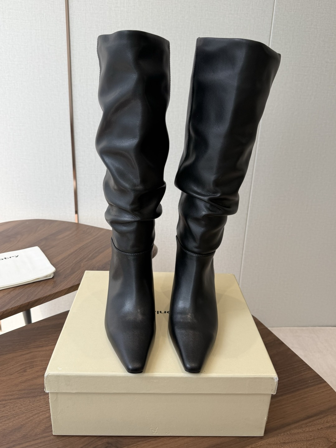 NO:922907,dymonlatry ultra-slim heap boots, upper; high mercerized cow suede & calfskin, sheepskin lining, imported Lycra, original high-gloss molded outsole with electroplated gold, thick heel, super stable for walking, heel height 5.5cm, size 35-40 (40 non-refundable), boots, boots, cowhide, sheepskin, gold plating19860909dymonlatry超显瘦堆堆长靴 鞋面；高丝光牛反绒&小牛皮 内里羊皮进口莱卡 大底原版高光开模大底搭配电镀金色 粗跟走路超级稳 跟高5.5cm 尺码35-40（40不退换）,靴子,boots,cowhide,sheepskin,gold plating,Women's Shoes