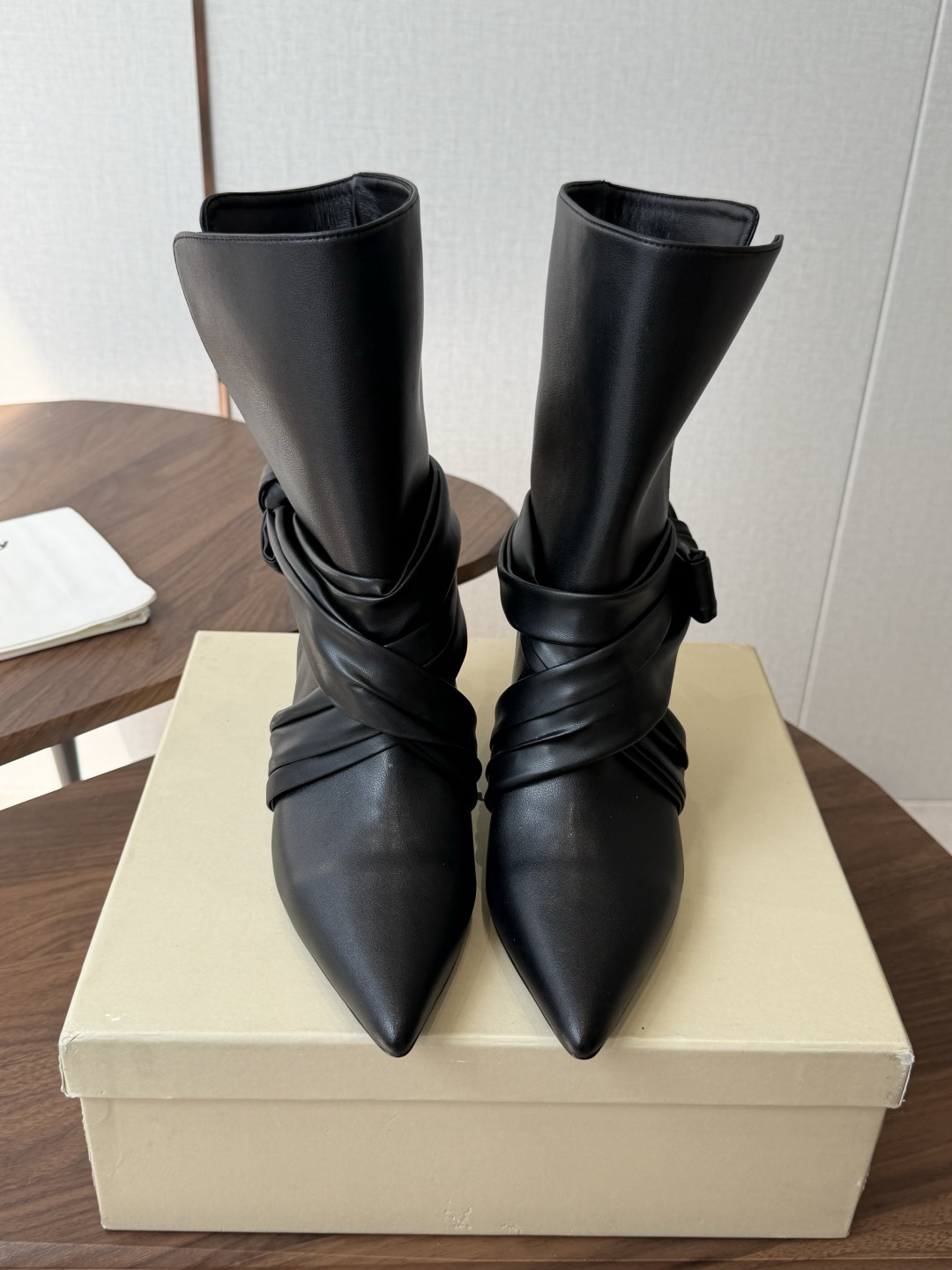 NO:922887,Dymonlatry26 autumn and winter atmospheric short boots, simple and neat design, with fashionable straps, taking into account the gentle temperament and sophistication of women!  The upper is made of high mercerized cow suede, soft cowhide, and sheepskin lining. Heel height is 5.5cm. The original leather heel is included. Size 35-39, boots, boots, cowhide, sheepskin19860909Dymonlatry26秋冬氛围感短靴,简约的利落设计,搭配时髦绑带,兼顾女性温柔气质与精致感！ 鞋面高丝光牛反绒,软牛皮 内里羊皮 跟高5.5cm ,原版一致包真皮鞋跟 尺码35-39,靴子,boots,cowhide,sheepskin,Women's Shoes
