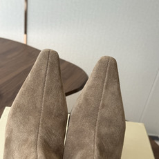 dymonlatry超显瘦宽口短靴,26ss新款秋冬季个性短靴 鞋面:高丝光牛反绒&小牛皮, 内里:羊皮➕进口莱卡 大底 dymonlatry超显瘦宽口短靴,26ss新款秋冬季个性短靴 鞋面:高丝光牛反绒&小牛皮, 内里:羊皮➕进口莱卡 大底