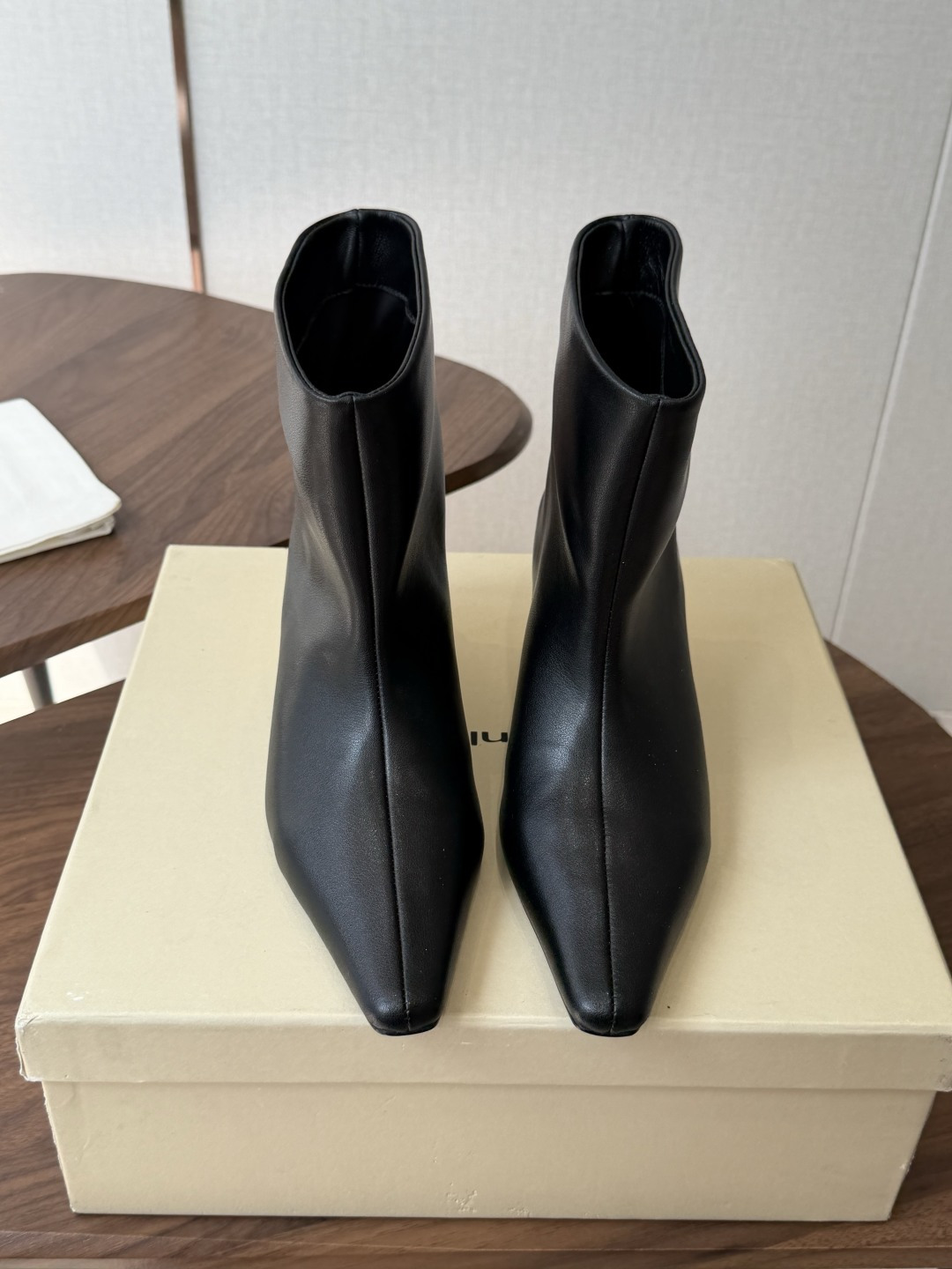 NO:922897,dymonlatry ultra-slim wide-mouth short boots, 26ss new autumn and winter personalized short boots, high mercerized cow suede & calfskin upper, imported Lycra sheepskin lining, original high-gloss molded outsole, electroplated gold thick heel, super stable for walking, heel height 5.5cm, size 35-40 (40 non-returnable), boots, boots, cowhide, sheepskin, gold plating19860909dymonlatry超显瘦宽口短靴,26ss新款秋冬季个性短靴 鞋面高丝光牛反绒&小牛皮, 内里羊皮进口莱卡 大底原版高光开模大底 电镀金色粗跟,走路超级稳 跟高5.5cm 尺码35-40（40不退换）,靴子,boots,cowhide,sheepskin,gold plating,Women's Shoes