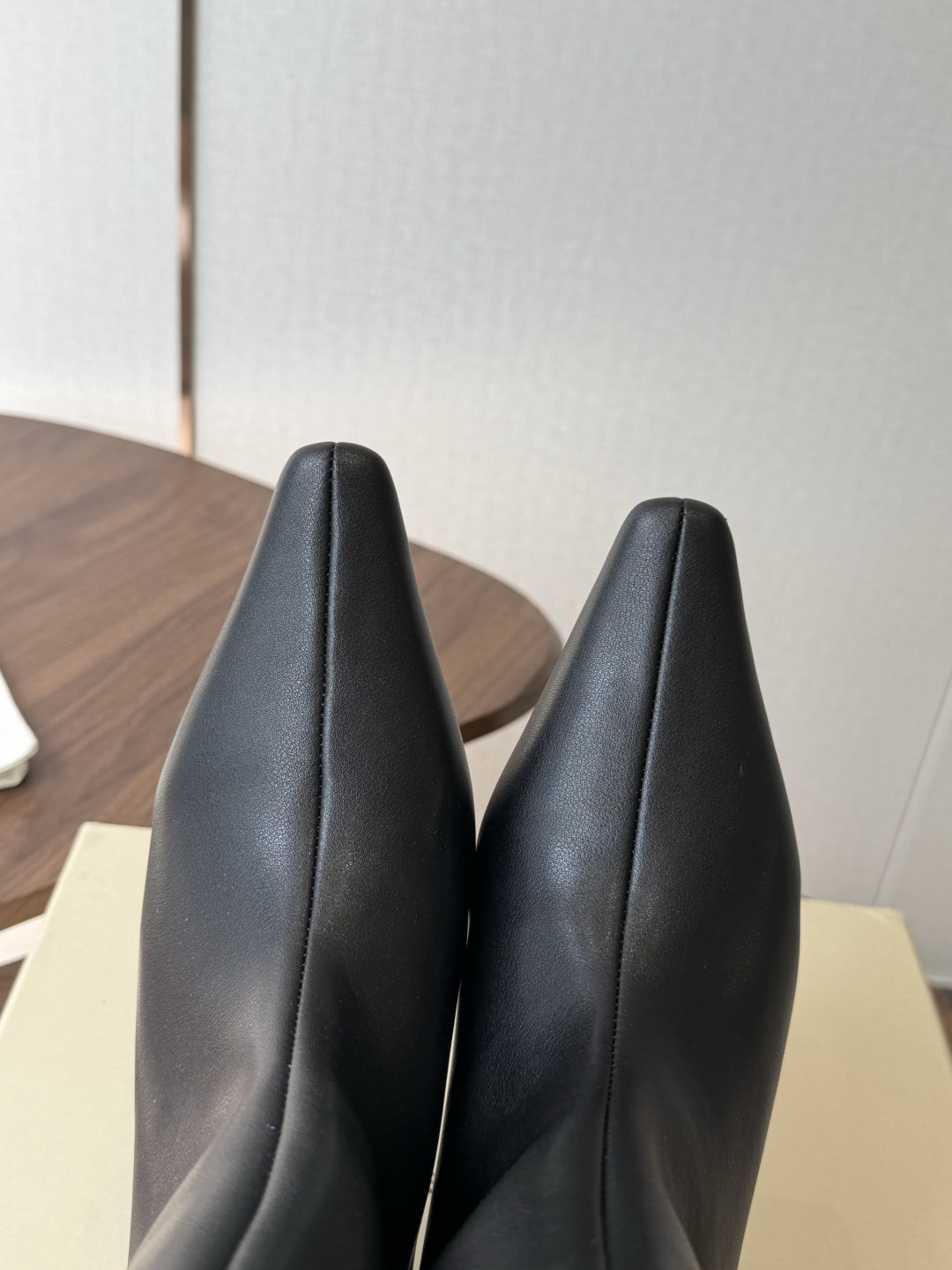 dymonlatry超显瘦宽口短靴，26ss新款秋冬季个性短靴 鞋面：高丝光牛反绒&小牛皮， 内里：羊皮➕进口莱卡 大底