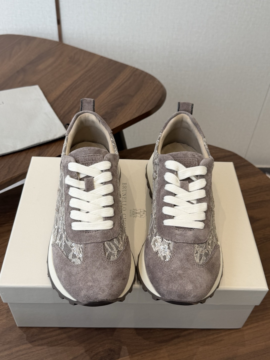 NO:922874,brunello cucinelli classic retro sports shoes series bc is a well-known Italian brand with minimalist style and pure handmade lace mesh!  Retro and high-end!  Simple and elegant, it is a very attractive style!  The king of advanced jokers is totally irresistible!  The feet feel very good and comfortable!  It looks ordinary, but looks slim and handsome!  Not limited to any occasion, daily work, fashionable and capable!  Super versatile!  Super eye-catching!  Suitable for spring, summer, autumn and winter all year round, molded mesh upper, water-dyed sheepskin lining, original rubber foam outsole, Size#35-41 (35-41 customized, non-refundable), casual shoes/sports shoes, brunello cucinelli, sneakers, sheepskin19860909brunello cucinelli经典复古运动鞋 系列 bc是意大利知名品牌 极简主义风格,纯手工蕾丝网面！复古又高级！ 简约又大气,属于非常耐看的款式！高级百搭之王 完全没有抵抗力！脚感很好很舒服！看起来平平无奇,穿起来又瘦又帅！ 不局限任何场合,日常工作、时尚又干练！超级百搭！超级耐看！一年四季春夏秋冬皆适宜 鞋面开模网面 内里水染羊皮 大底原版橡胶发泡大底 Size#35-41（35 41订做不退换）,休闲鞋/运动鞋,brunello cucinelli,sneakers,sheepskin,Women's Shoes
