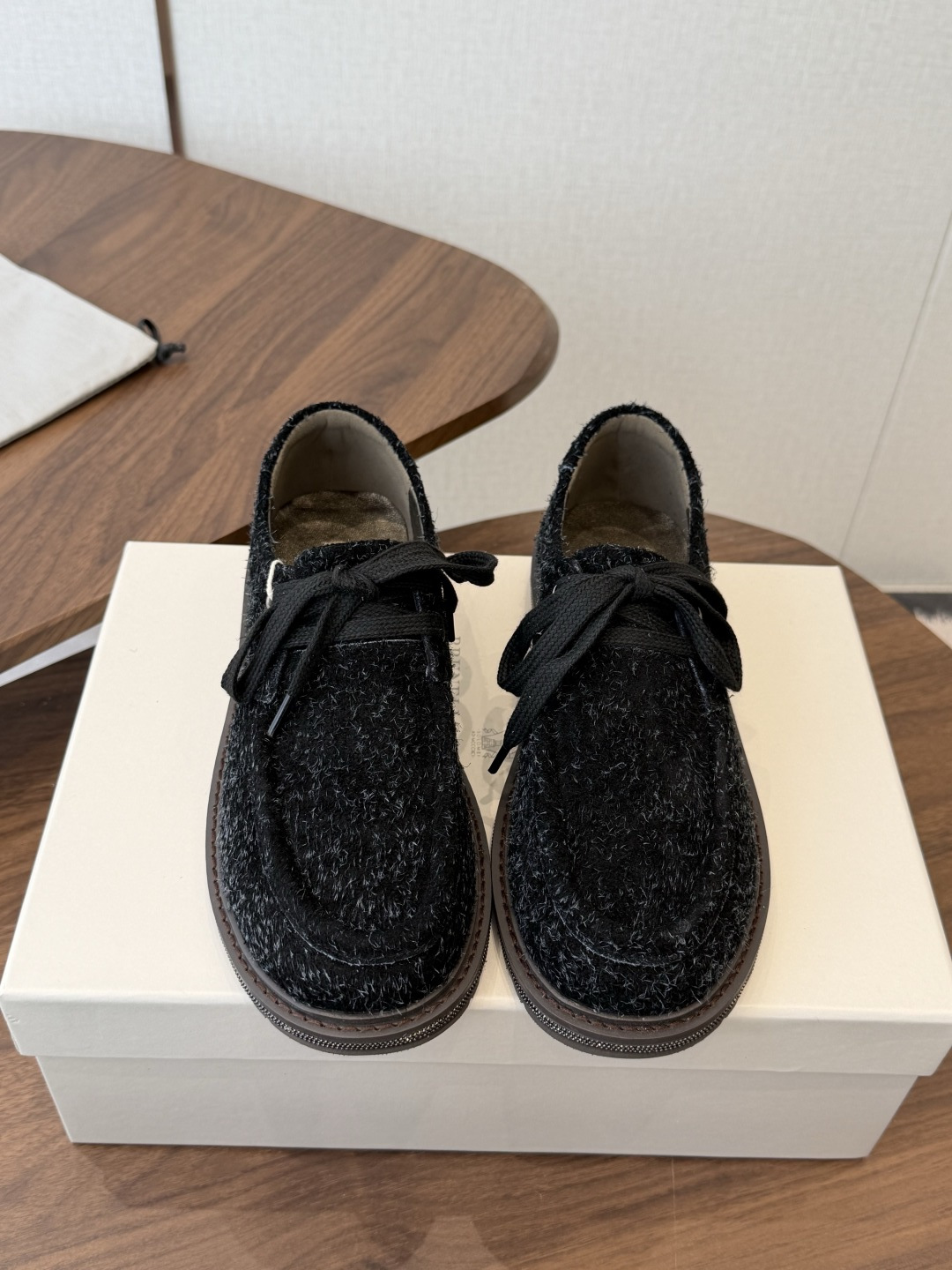 Brunello Cucinelli 26ss 秋冬新款复古乐福鞋‼ BC是意大利知名品牌,极简主义风格,纯手工串联珠链 Brunello Cucinelli 26ss 秋冬新款复古乐福鞋‼ BC是意大利知名品牌,极简主义风格,纯手工串联珠链