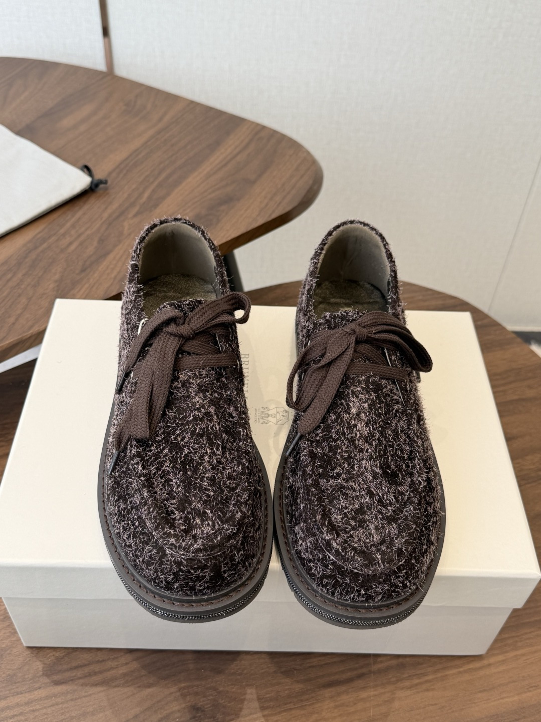 NO:922862,Brunello Cucinelli 26ss new retro loafers for autumn and winter. BC is a well-known Italian brand with minimalist style and handmade bead chain accessories!  Retro and high-end!  Simple and elegant, it is a very attractive style!  The king of advanced jokers, completely irresistible!  The feet feel very good and comfortable!  It looks ordinary, but looks slim and handsome!  Not limited to any occasion, daily work, fashionable and capable!  No matter it is paired with skirts, trousers, or windbreakers, it is very versatile!  Super eye-catching!  Suitable for spring, summer, autumn and winter all year round. The fabric is original one-to-one customized calfskin fabric/high mercerized cow suede. The lining is original Italian custom-made metal sheepskin lining, metal sheepskin feet. Outsole molded TPU outsole. Accessories original molded customized beard. The level of luxury is the same as that of clothing. Size#35-41 (35 41 custom-made is not returnable), loafers, brunello  cucinelli,loafers,skirts,cowhide,sheepskin19860909Brunello Cucinelli 26ss 秋冬新款复古乐福鞋 BC是意大利知名品牌,极简主义风格,纯手工串联珠链配饰！复古又高级！简约又大气,属于非常耐看的款式！ 高级百搭之王,完全没有抵抗力！脚感很好很舒服！看起来平平无奇,穿起来又瘦又帅！ 不局限任何场合,日常工作、时尚又干练！不管搭配 裙装、裤装、风衣大衣、都非常百搭！超级耐看！一年四季春夏秋冬皆适宜. 面料原版一比一定制小牛皮面料/高丝光牛反毛 内里原版意大利定制金属羊皮内里,金属羊皮垫脚. 大底开模TPU大底 配饰原版开模定制溜须,奢侈程度和服装无区别. Size#35-41（35 41 定做不退换）,乐福鞋,brunello cucinelli,loafers,skirts,cowhide,sheepskin,Women's Shoes