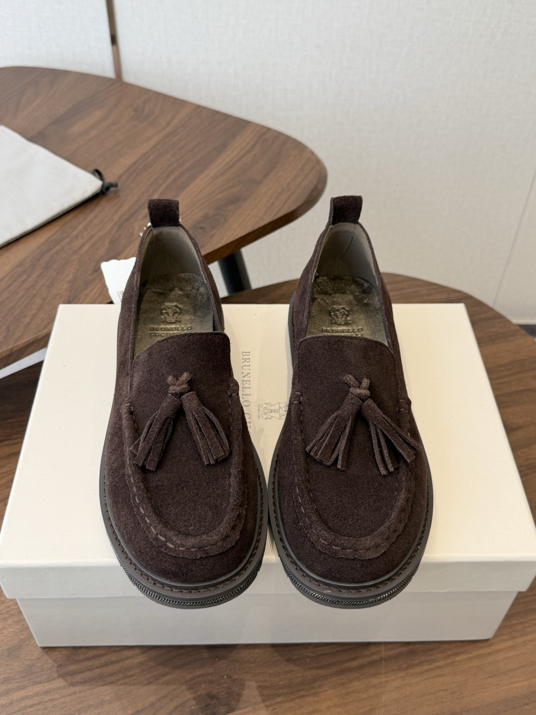 Brunello Cucinelli 26ss 秋冬新款复古乐福鞋‼ BC是意大利知名品牌,极简主义风格,纯手工串联珠链 Brunello Cucinelli 26ss 秋冬新款复古乐福鞋‼ BC是意大利知名品牌,极简主义风格,纯手工串联珠链
