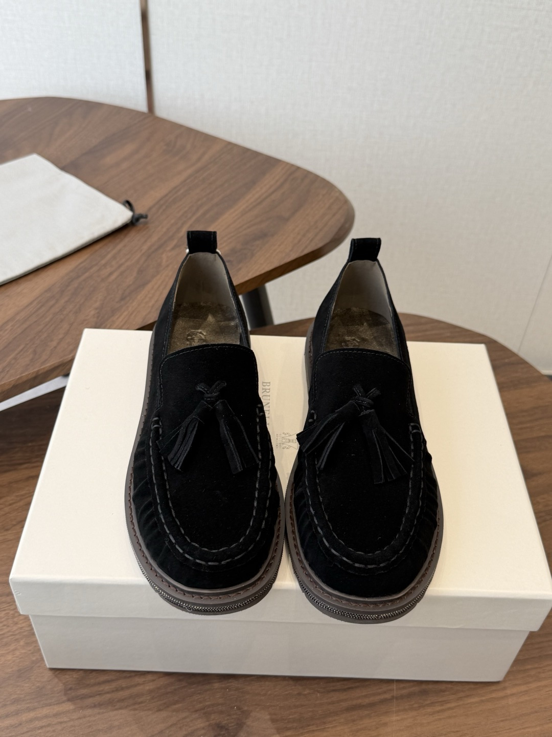 Brunello Cucinelli 26ss 秋冬新款复古乐福鞋‼ BC是意大利知名品牌,极简主义风格,纯手工串联珠链 Brunello Cucinelli 26ss 秋冬新款复古乐福鞋‼ BC是意大利知名品牌,极简主义风格,纯手工串联珠链