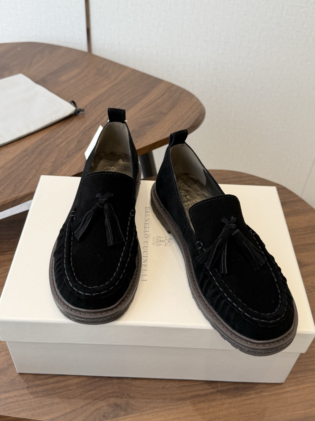 Brunello Cucinelli 26ss 秋冬新款复古乐福鞋‼ BC是意大利知名品牌,极简主义风格,纯手工串联珠链 Brunello Cucinelli 26ss 秋冬新款复古乐福鞋‼ BC是意大利知名品牌,极简主义风格,纯手工串联珠链