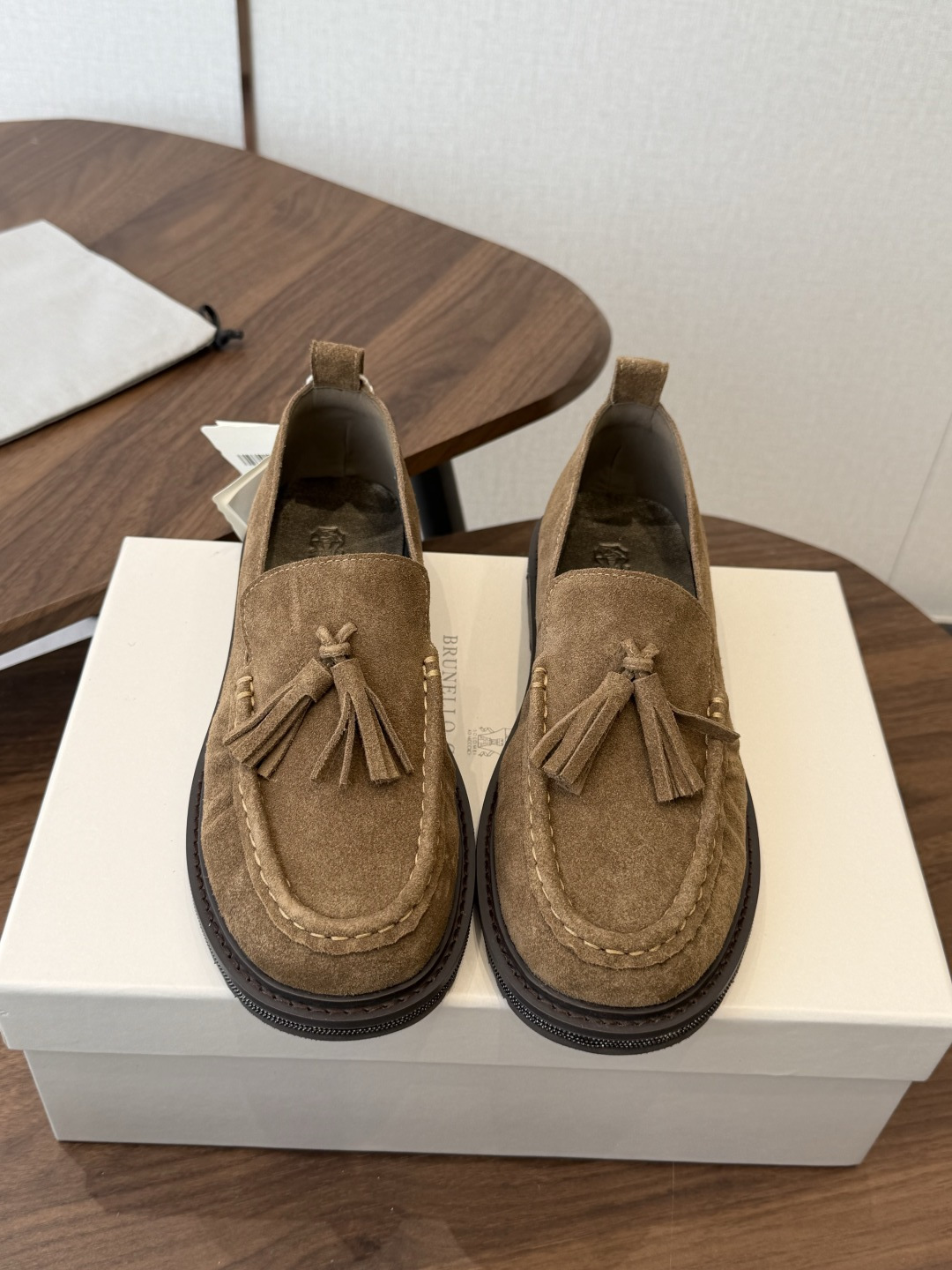 Brunello Cucinelli 26ss 秋冬新款复古乐福鞋‼ BC是意大利知名品牌,极简主义风格,纯手工串联珠链 Brunello Cucinelli 26ss 秋冬新款复古乐福鞋‼ BC是意大利知名品牌,极简主义风格,纯手工串联珠链