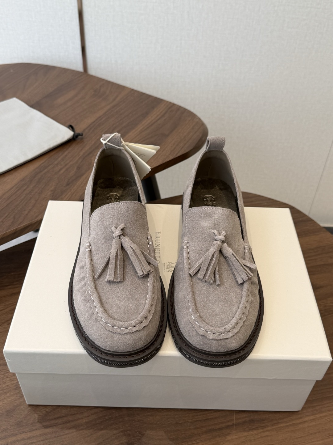 Brunello Cucinelli 26ss 秋冬新款复古乐福鞋‼ BC是意大利知名品牌,极简主义风格,纯手工串联珠链 Brunello Cucinelli 26ss 秋冬新款复古乐福鞋‼ BC是意大利知名品牌,极简主义风格,纯手工串联珠链