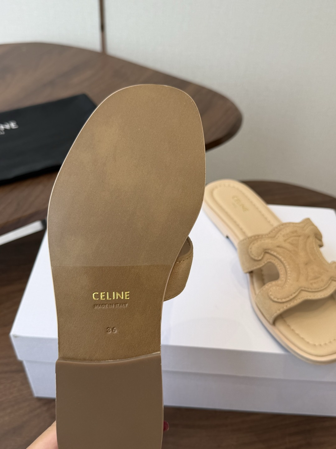 CELINE塞琳 26ss 春夏新款拖鞋 凯旋门英伦风平底微标拖鞋 简约大气时髦 耐看不过时 是时尚圈永不退潮的经典所在 CELINE塞琳 26ss 春夏新款拖鞋 凯旋门英伦风平底微标拖鞋 简约大气时髦 耐看不过时 是时尚圈永不退潮的经典所在