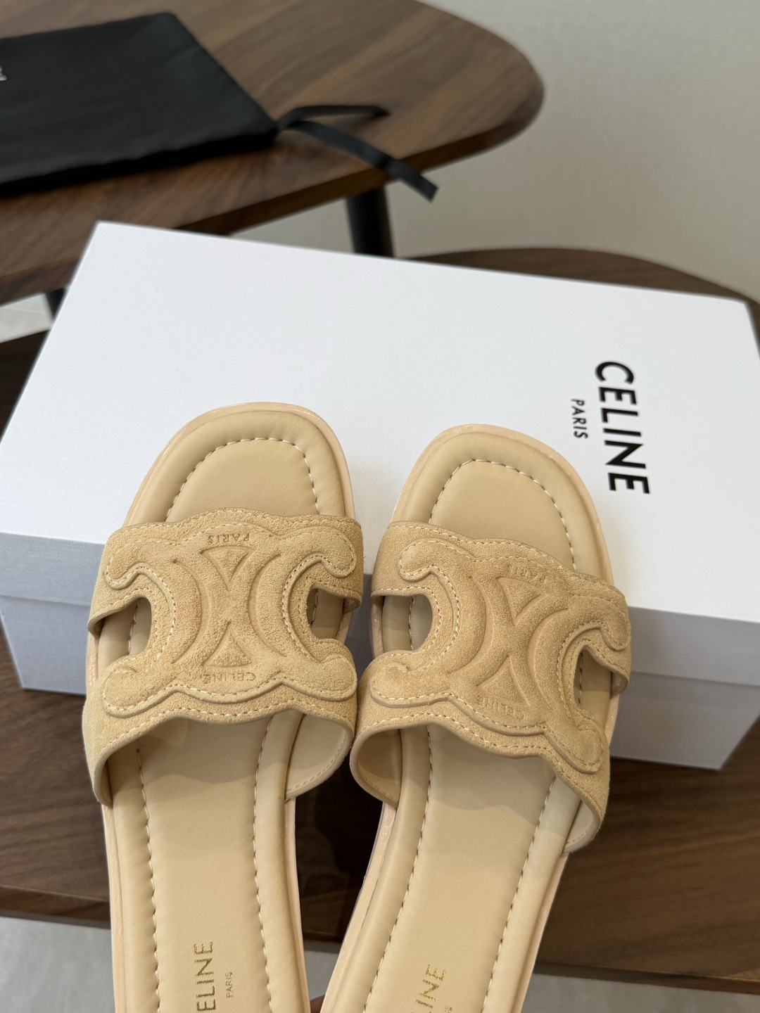 CELINE塞琳 26ss 春夏新款拖鞋 凯旋门英伦风平底微标拖鞋 简约大气时髦 耐看不过时 是时尚圈永不退潮的经典所在 CELINE塞琳 26ss 春夏新款拖鞋 凯旋门英伦风平底微标拖鞋 简约大气时髦 耐看不过时 是时尚圈永不退潮的经典所在