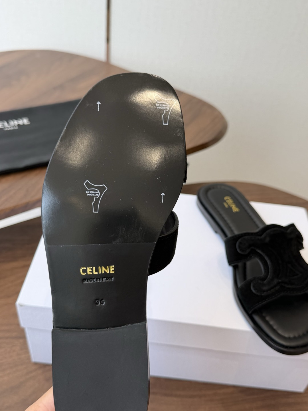CELINE塞琳 26ss 春夏新款拖鞋 凯旋门英伦风平底微标拖鞋 简约大气时髦 耐看不过时 是时尚圈永不退潮的经典所在