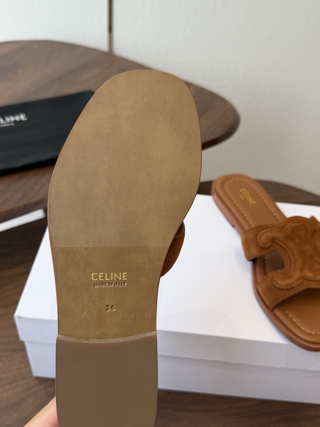 CELINE塞琳 26ss 春夏新款拖鞋 凯旋门英伦风平底微标拖鞋 简约大气时髦 耐看不过时 是时尚圈永不退潮的经典所在